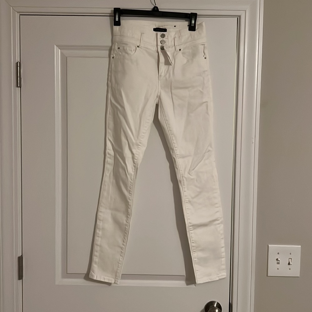 Ann Taylor low-rise white skinny Jean. New with tag. Size 0.